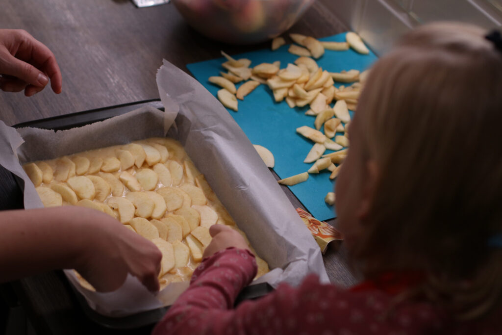 Obrazok pecenie jablckoveho kolaca ukladanie jablcok