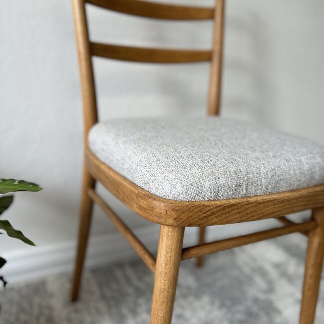 Obrázok stoličky detail na drevo a látku