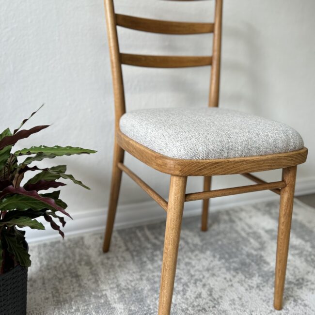 Obrázok stoličky detail na jednu stoličku spredu